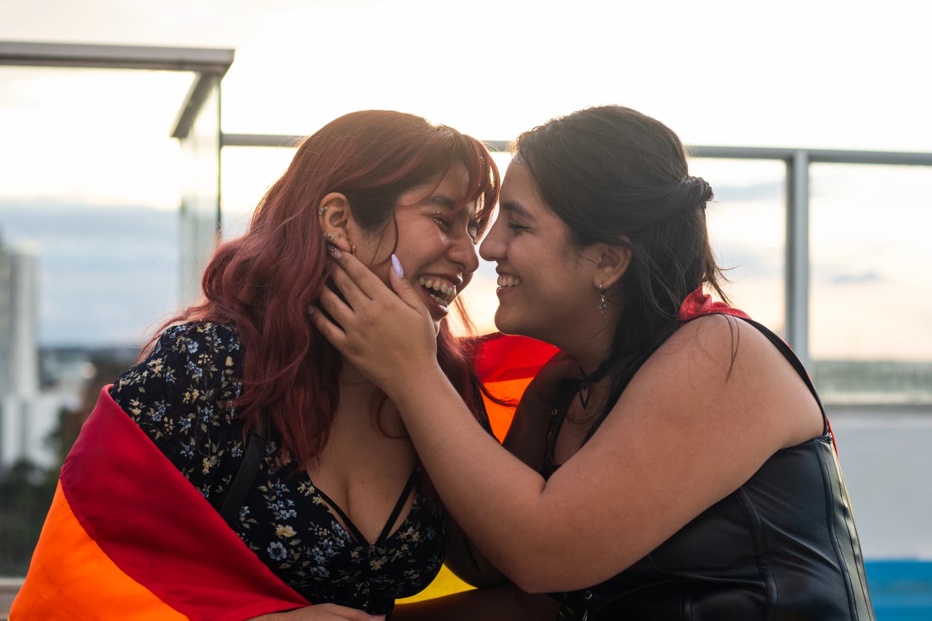 Pareja lesbiana abrazándose