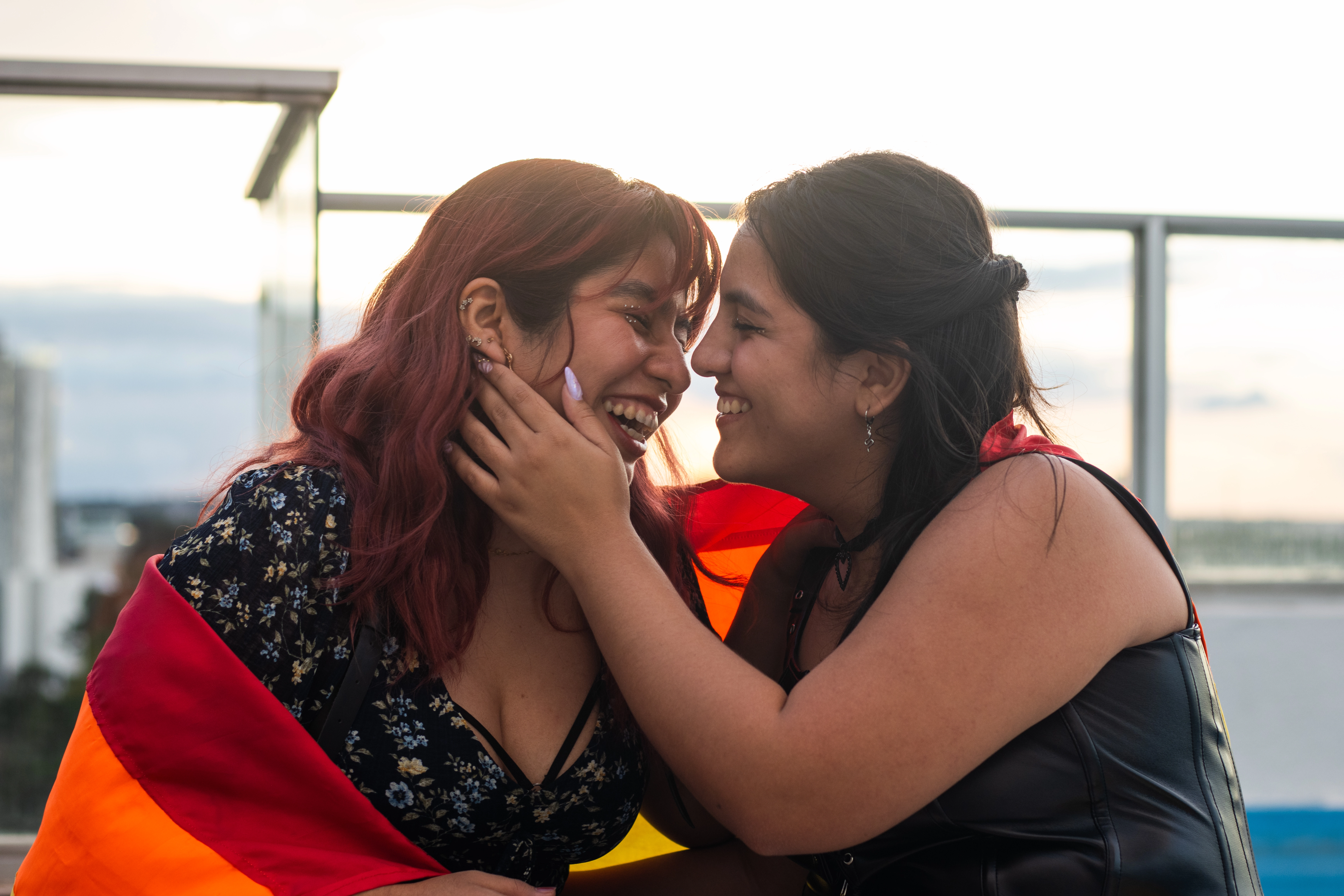 Pareja lesbiana abrazándose